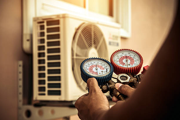 Professional Hvac technician working in Ellendale, DE